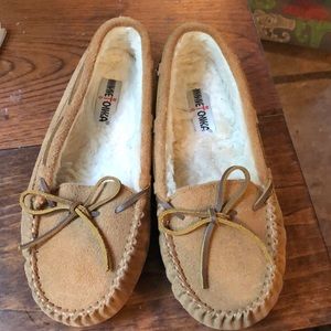 Women’s Minnetonka slipper. 10